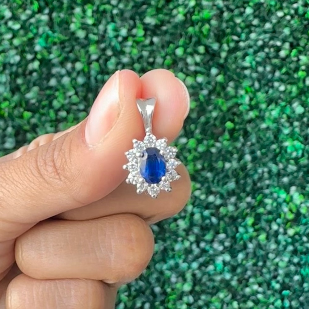 Natural Sapphire & diamond pendant